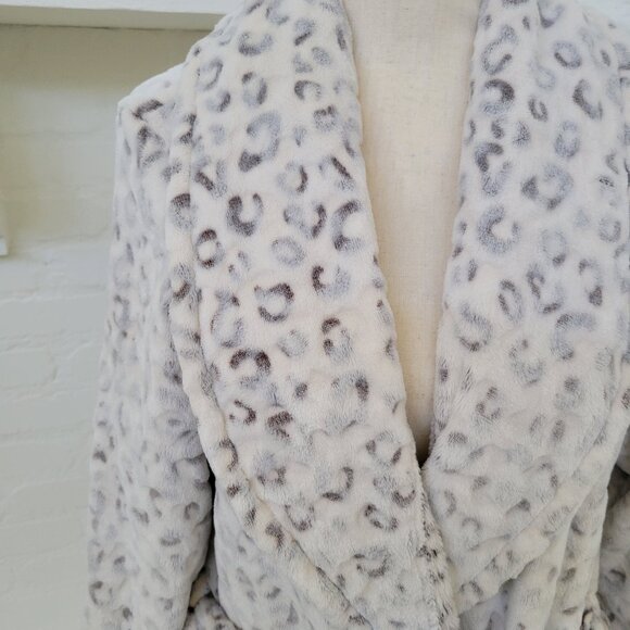 Noire Jasmine Rose Womens Bathrobe Medium White Gray Cheetah Leopard Long Sleeve - Picture 2 of 9